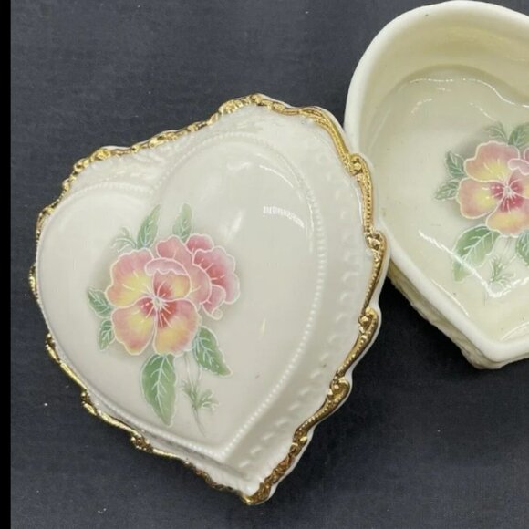 Heritage House "Celebration of Love" Porcelain Heart Shaped Music Trinket Box - Picture 3 of 6